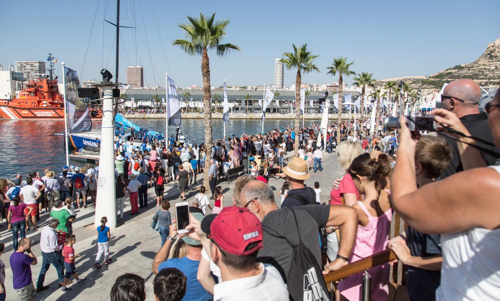 Miles de personas se dan cita en el Village del Puerto de Alicante para disfrutar del estreno de la competición