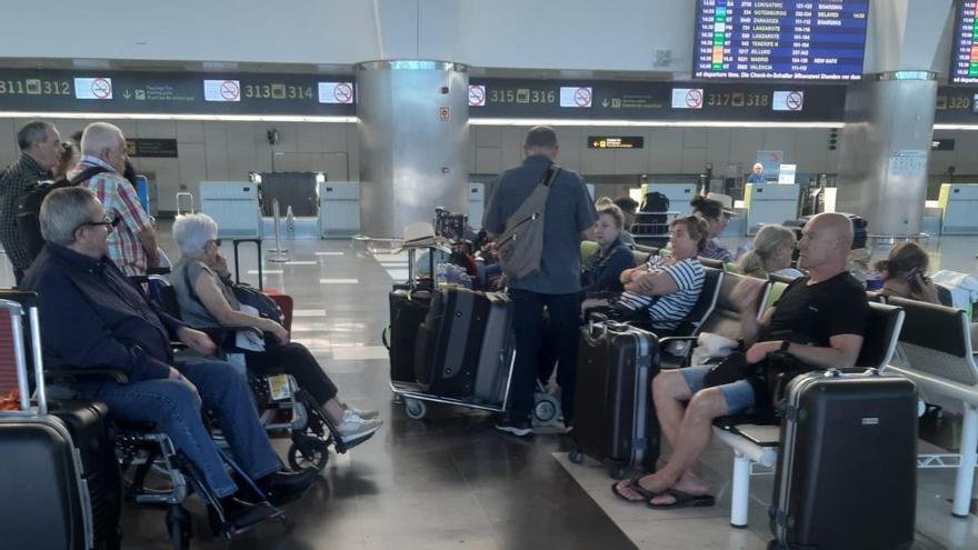 Odisea en un viaje del Imserso a Canarias para 50 jubilados asturianos, atrapados en el aeropuerto: &quot;Hay gente en silla de ruedas&quot;