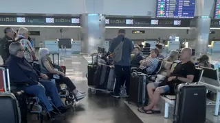 Odisea en un viaje del Imserso a Canarias para 50 jubilados asturianos, atrapados en el aeropuerto: "Hay gente en silla de ruedas"