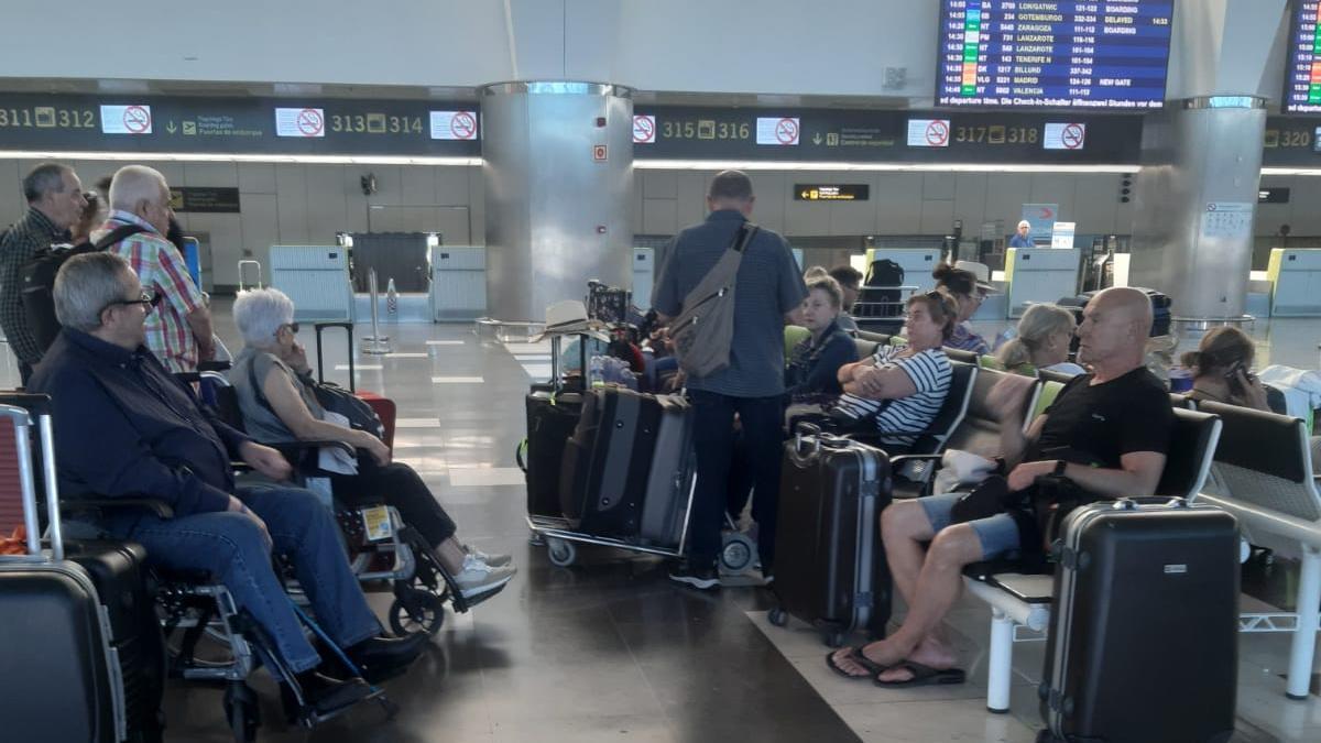 Los jubilados asturianos, esperando en el aeropuerto de Las Palmas