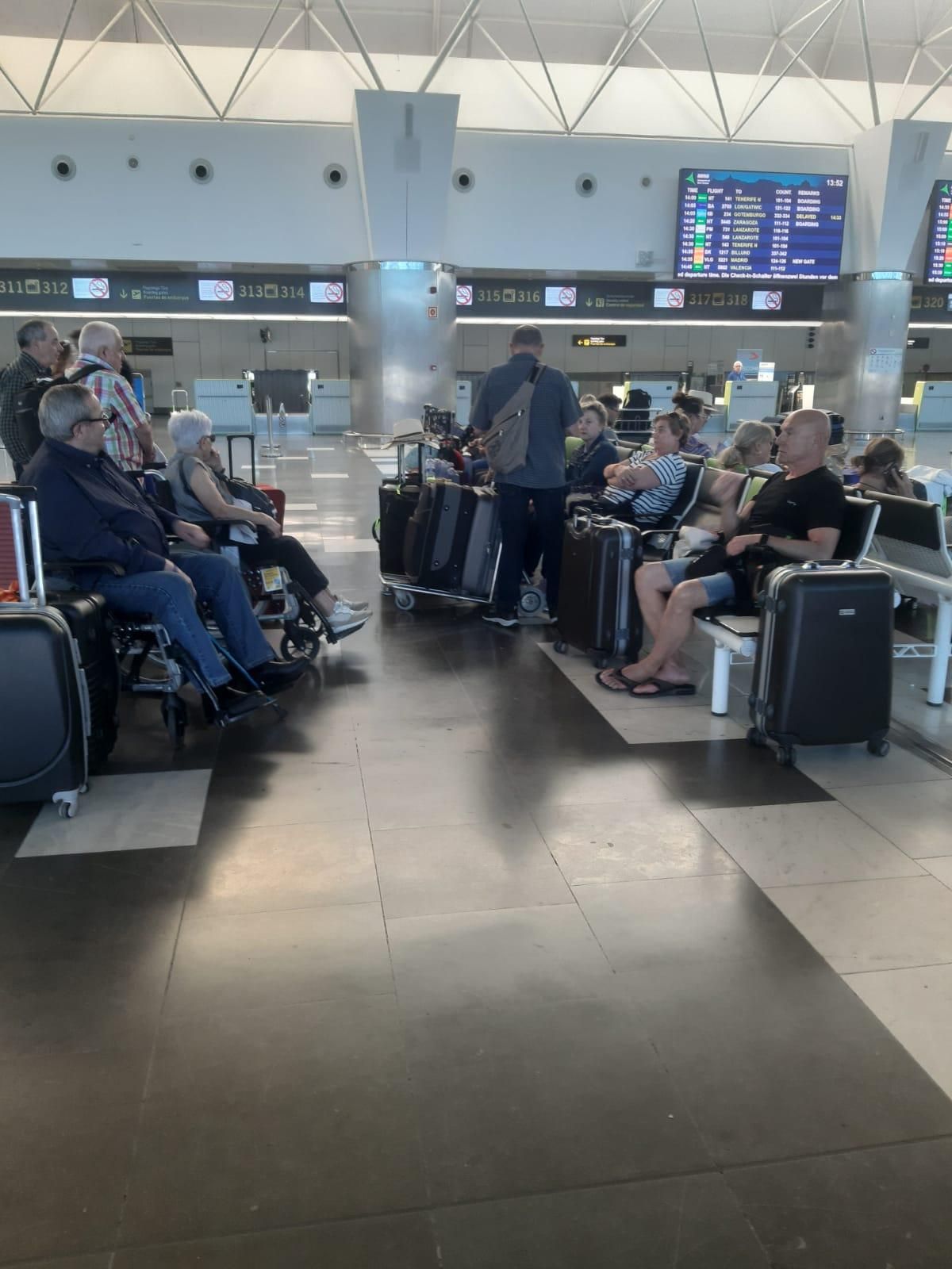 Los jubilados asturianos, esperando en el aeropuerto de Las Palmas