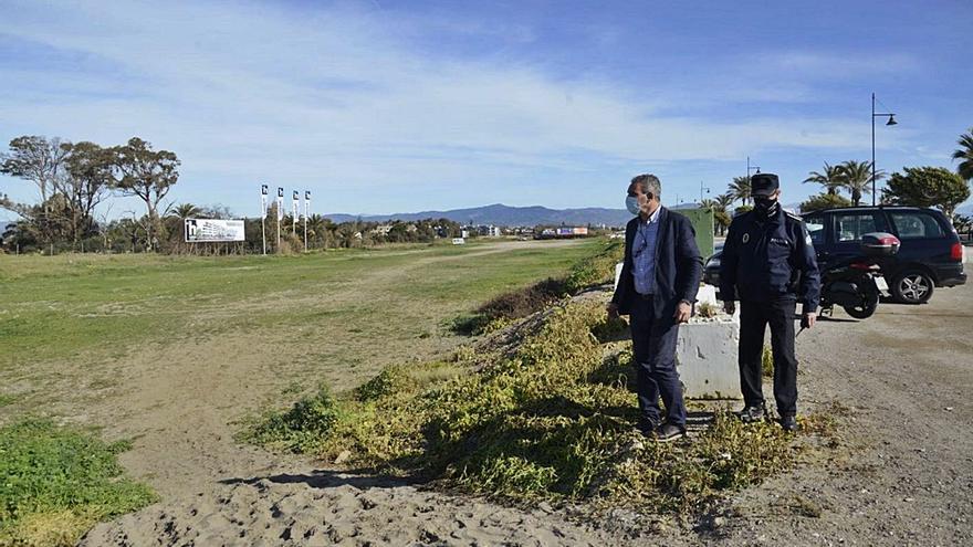 El concejal Antonio Ruiz y el jefe de la Policía Local, José Miguel Ávila, revisan la zona desalojada. | L.O.