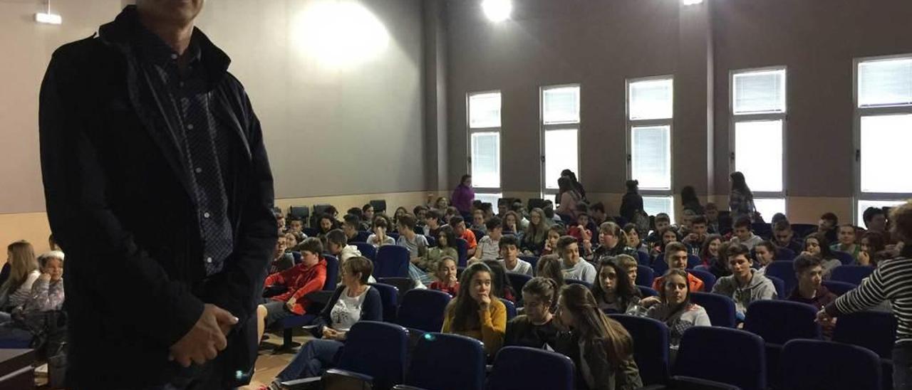 El responsable de la fototeca del Muséu del Pueblu d&#039;Asturies, Carlos González Espina, en su visita al Instituto de Infiesto, ayer.