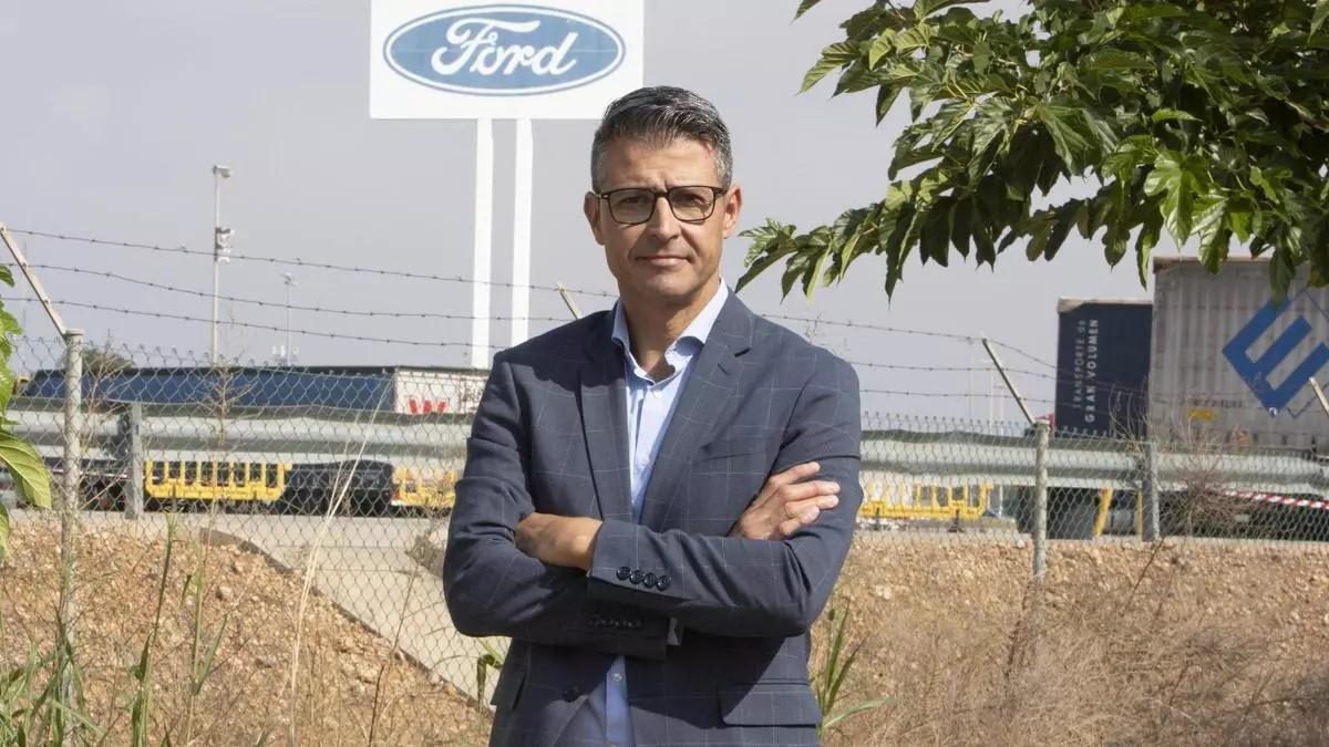 Toni González, alcalde de Almussafes, frente a la factoría de Ford.