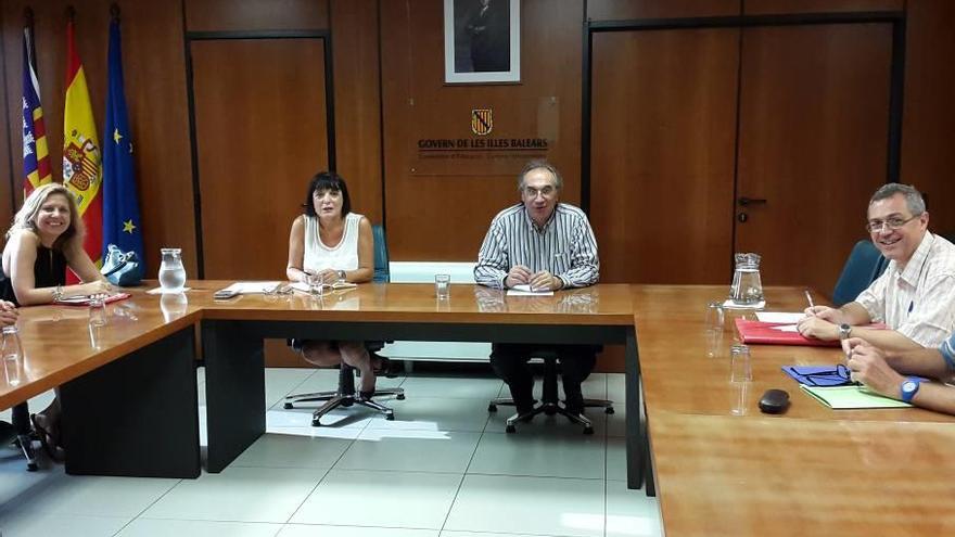 La asociación de docentes Desconcertats con el conseller de Educación.