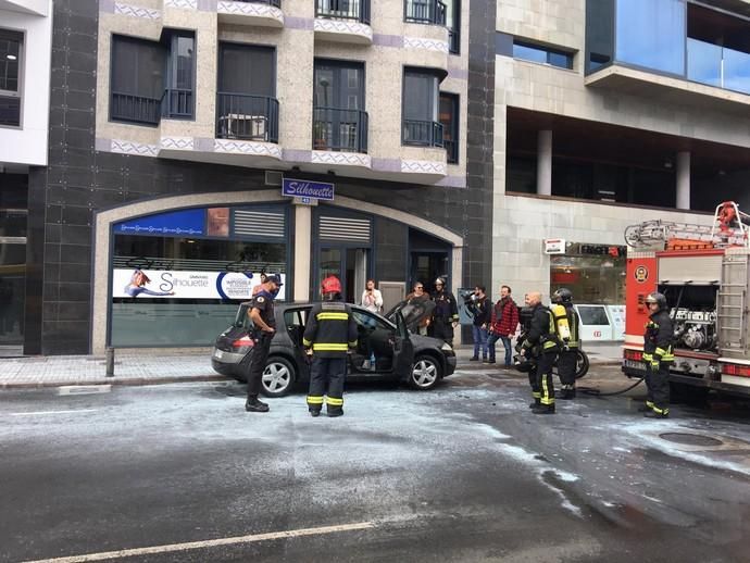 Arde un coche en la calle Venegas.