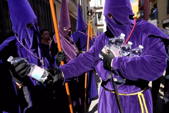 GALERÍA | La procesión de la Santa Vera Cruz, Disciplina y Penitencia brilla en una soleada tarde Jueves Santo