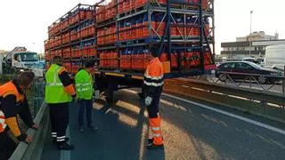 Un remolque con cientos de bombonas de butano se desprende del camión y bloquea una salida de la segunda ronda de Ibiza