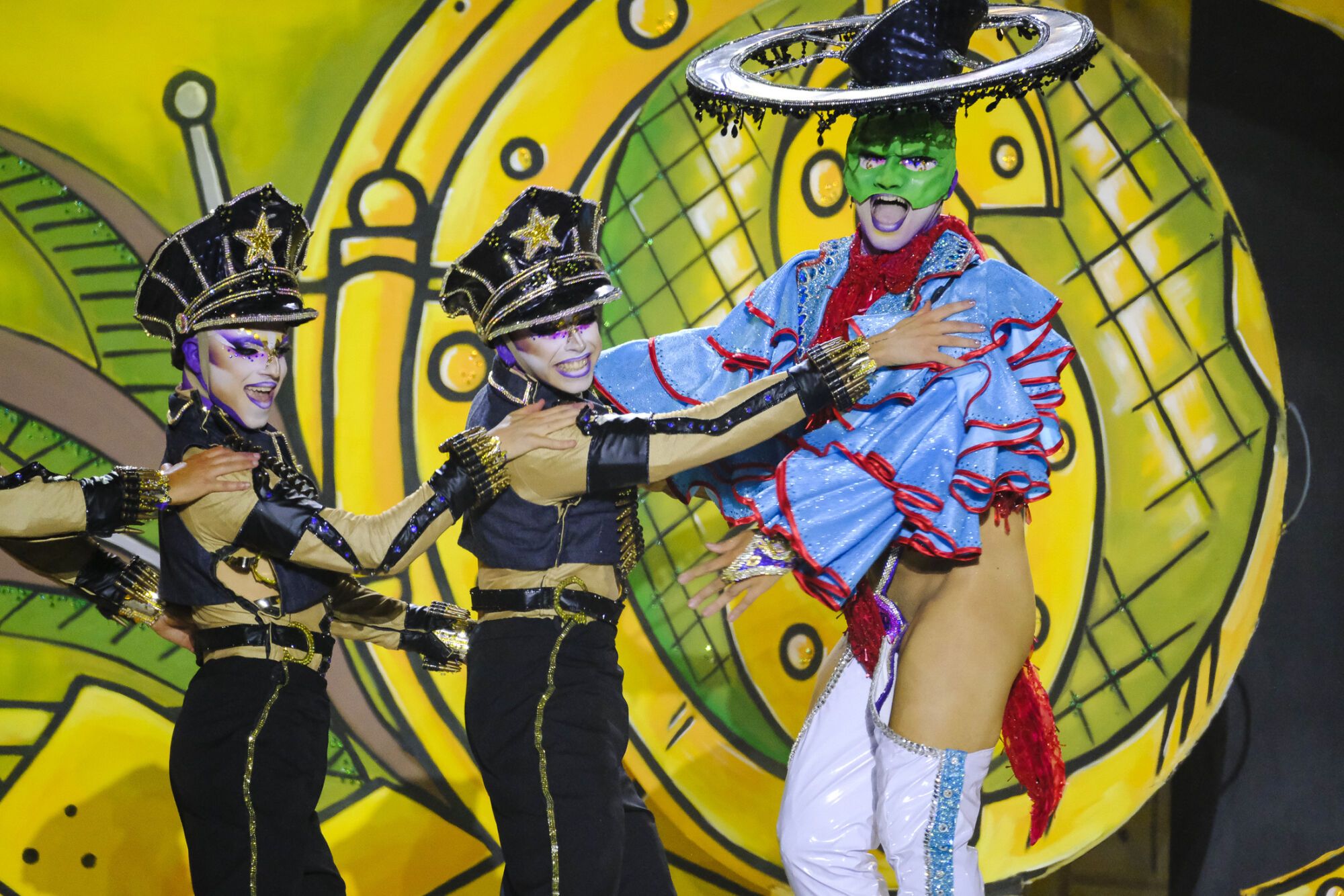 13. Drag Armek (Pedro Llomar Miranda González) Con el patrocinio de Salón Belleza Jared Pascual y con un diseño de Nancy Henríquez González presenta el espectáculo La belleza de lo oculto.