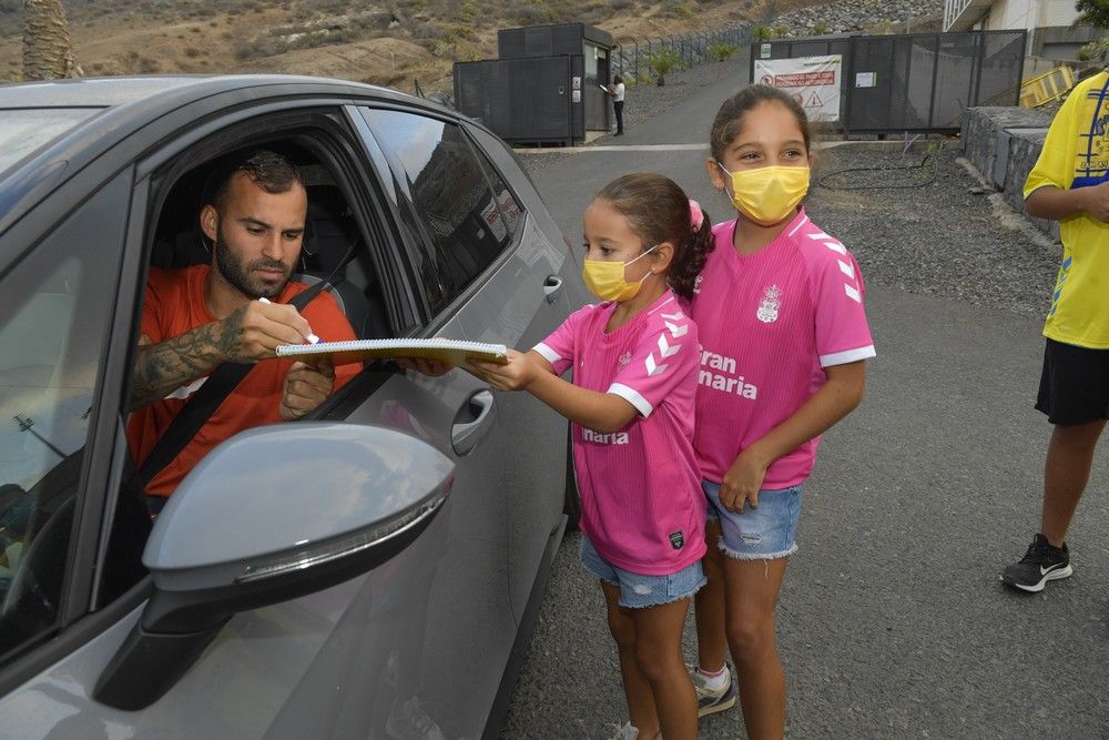 La plantilla de la UD Las Palmas firma autógrafos antes del derbi