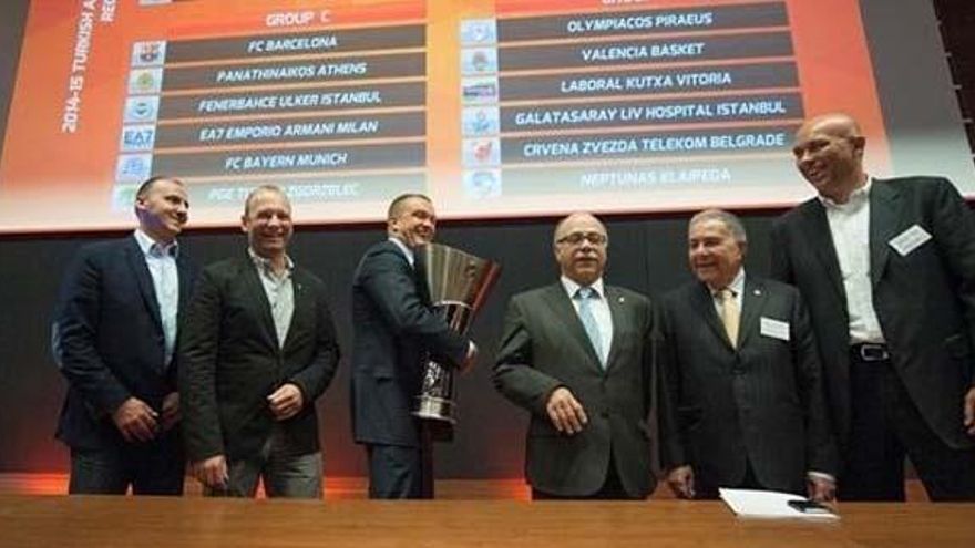 El presidente del Unicaja, en el centro, con poderosos mandatarios de la Euroliga.