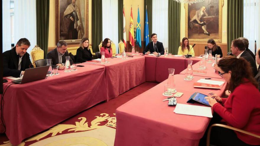 Un momento de la reunión en el salón de recepciones del Ayuntamiento.