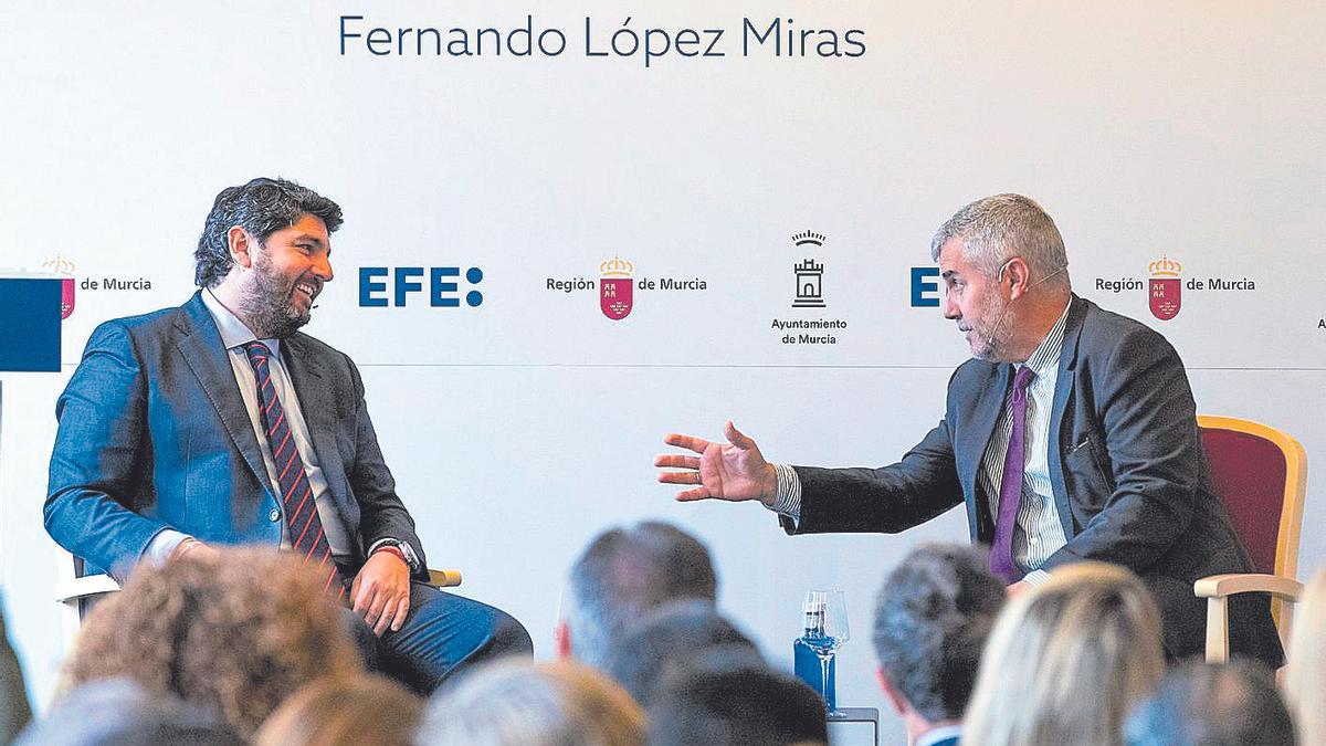 Conversatorio entre Fernando López Miras y Miguel Ángel Oliver.