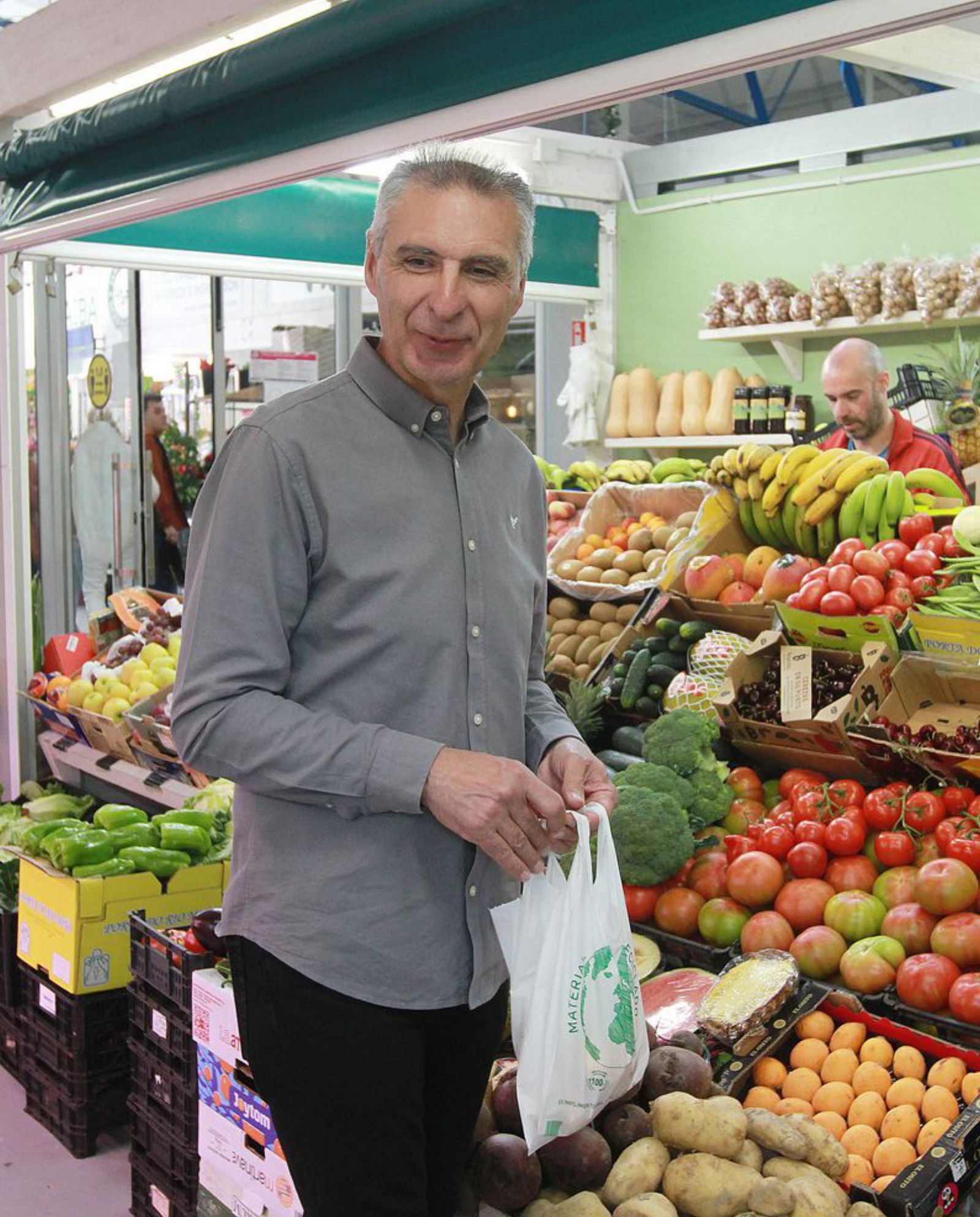 Luis Seara, candidato del BNG este sábado haciendo la compra en la plaza