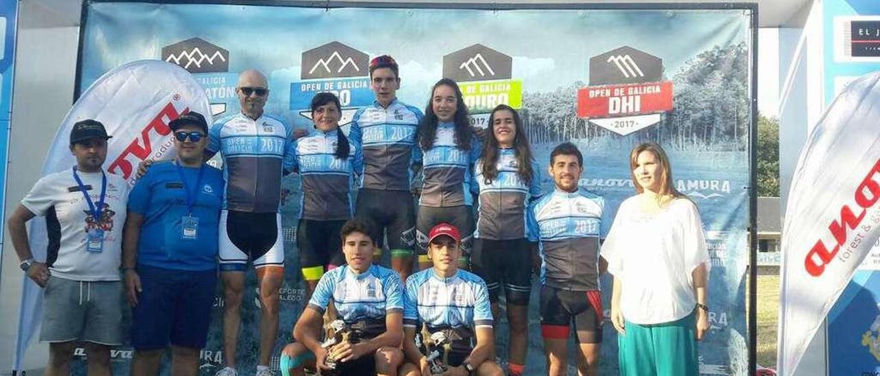 Foto de familia de los líderes del Open de Galicia tras la prueba de ayer O Carballiño. // FdV