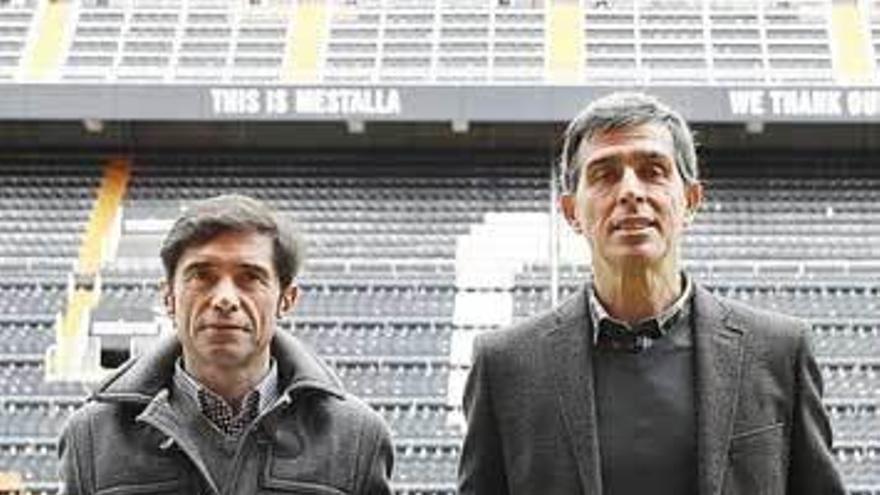 Marcelino, a la izquierda, y Muñiz, posan juntos en Mestalla con las camisetas de sus equipos.