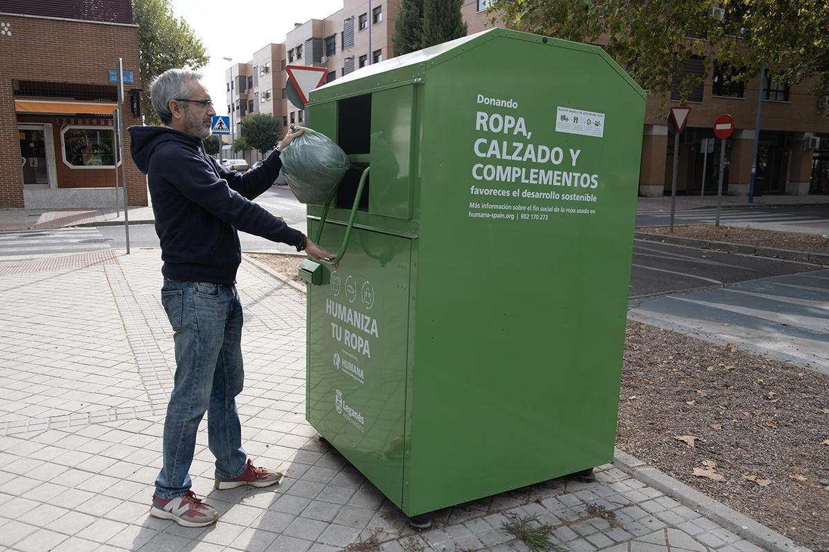 Los nuevos contenedores que se experimentarán analizarán la calidad de la ropa y pagarán al usuario