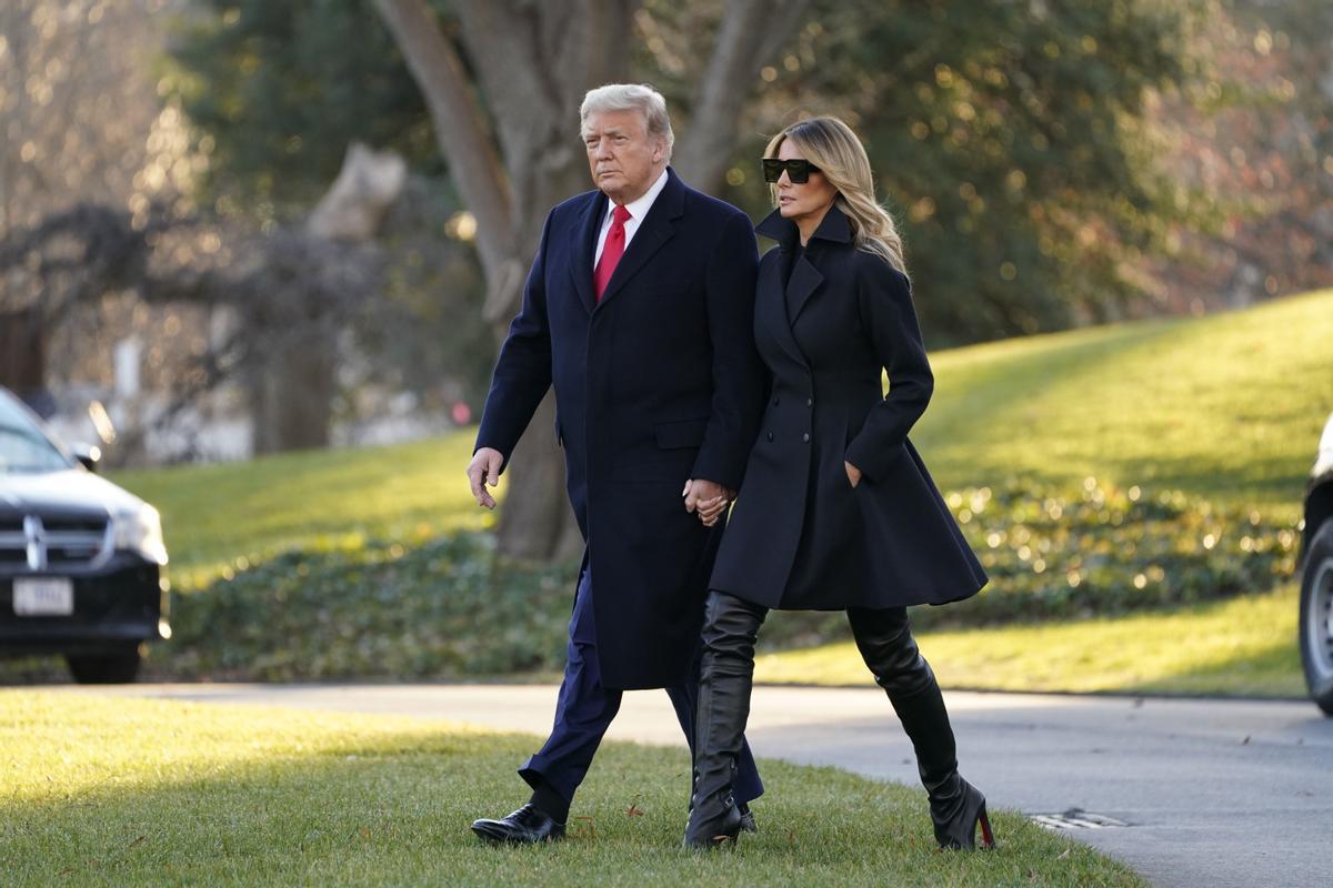 Melania Trump junto a Donald Trump con botas altas negras de cuero