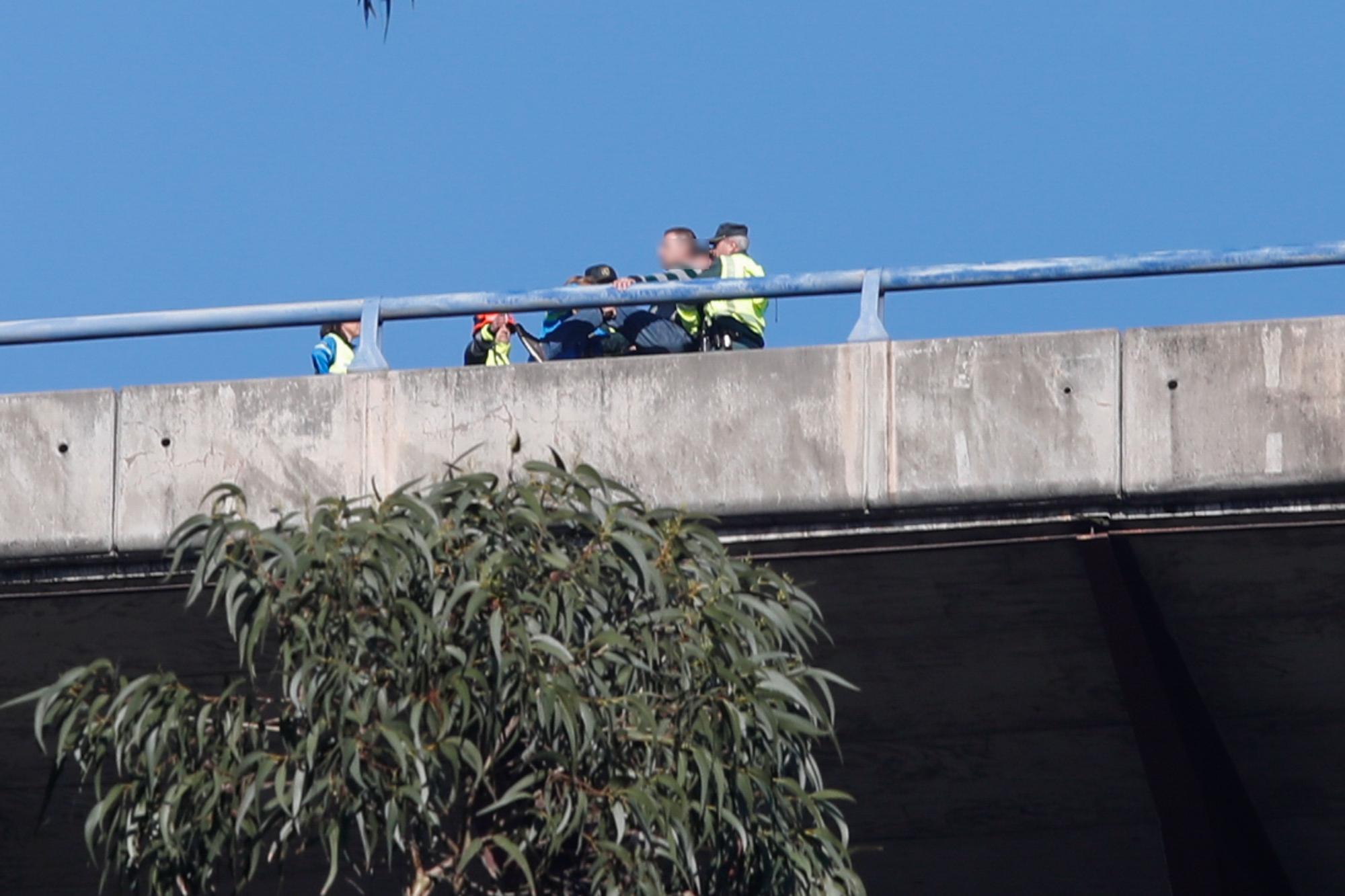 Rescatan a un hombre que intentaba precipitarse por el viaducto de la Consolación de Corvera