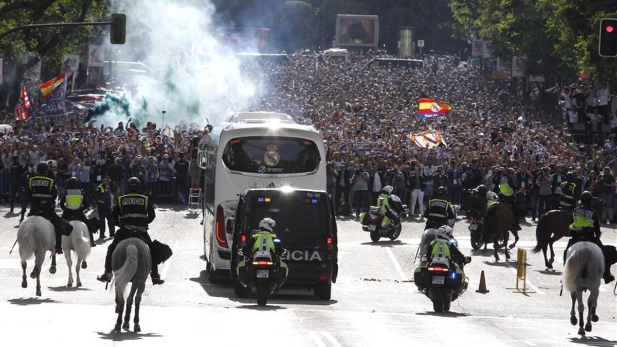 El autocar del Real Madrid, ante su afición