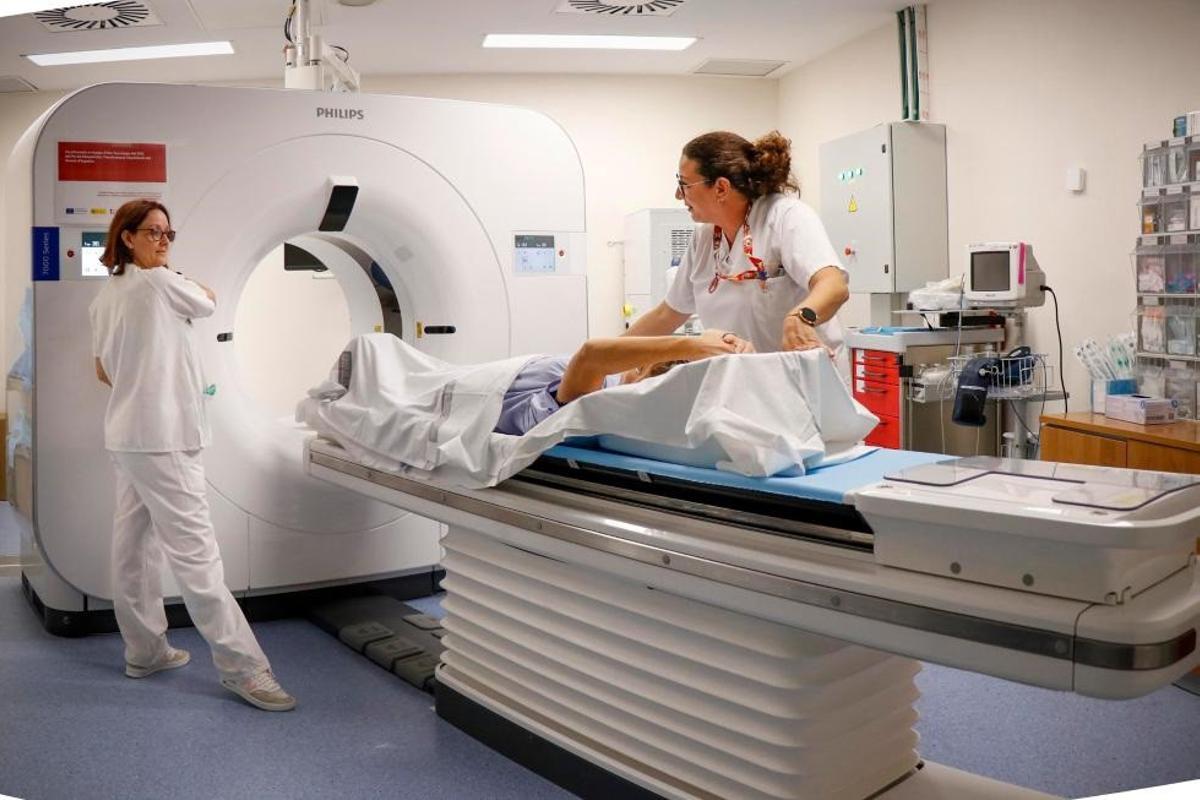 Dos sanitarias realizan una prueba en el hospital La Fe en una imagen de archivo.