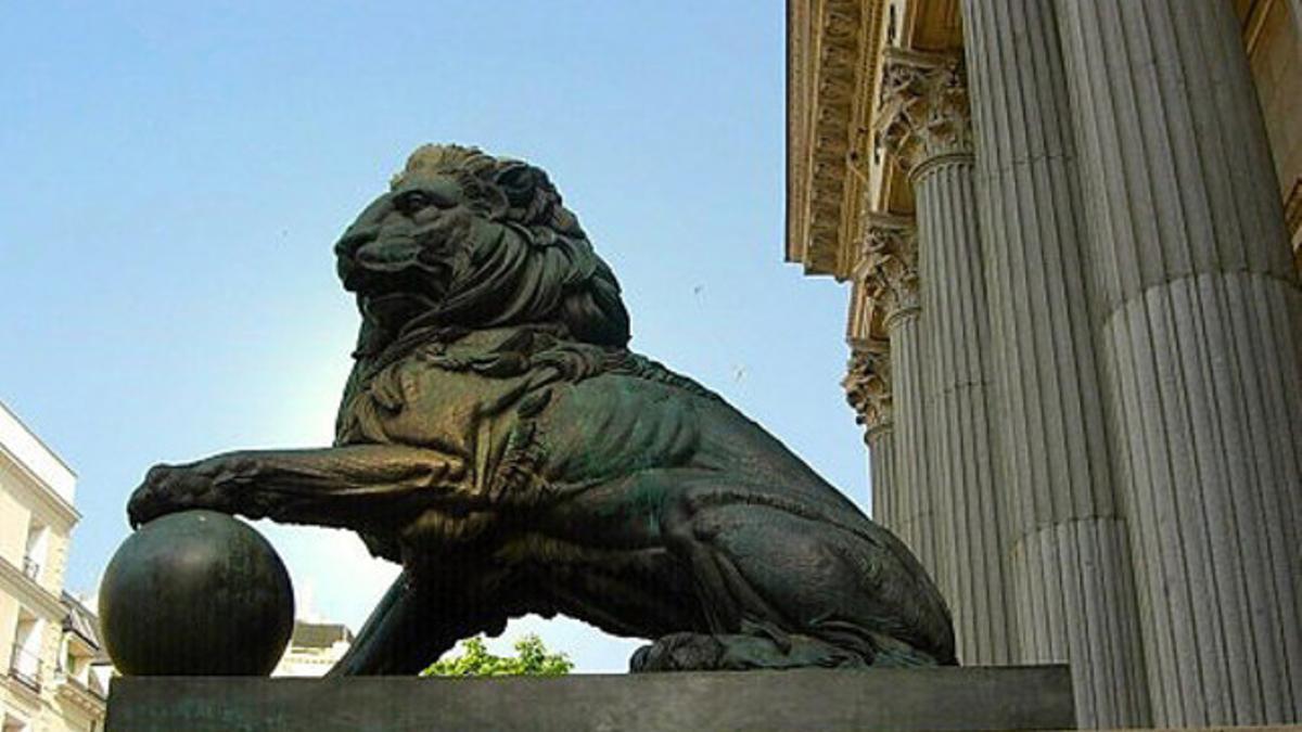 'Velarde', el león sin testículos de la derecha del palacio de la Carrera de San Jerónimo