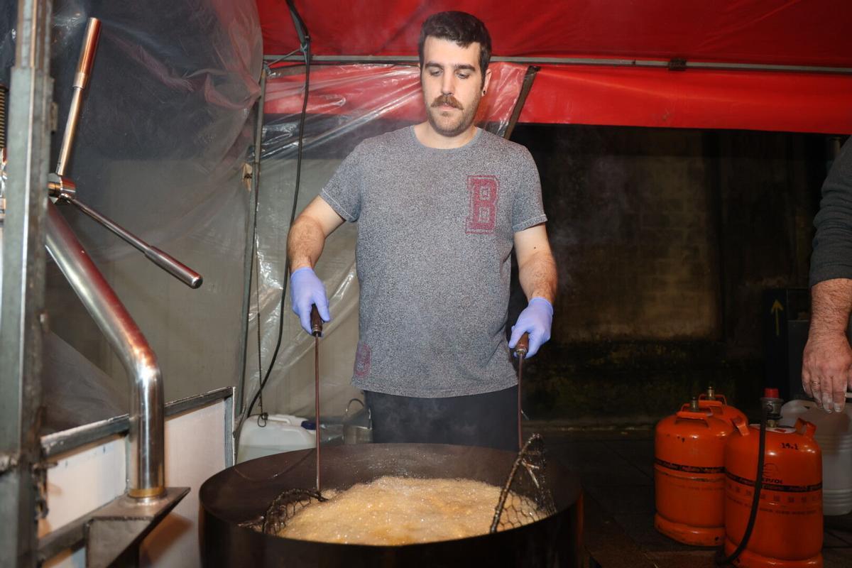 Un cocinero elaborando este famoso dulce en una fiesta de Pontecesures.