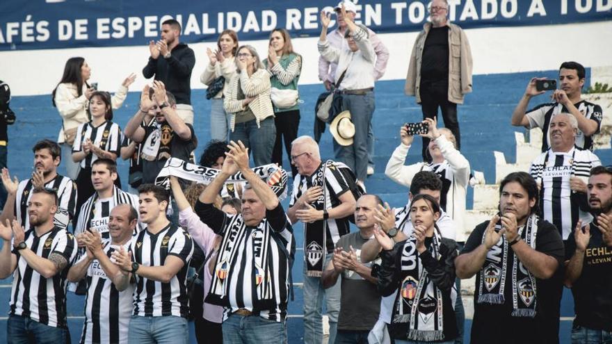 Un grupo de aficionados desplazados al Linares-Castellón.