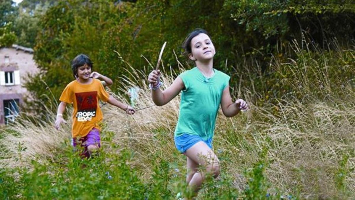 Gina (7 anys) i Albert (9), seguits per Unai, tapat (10), campa través.