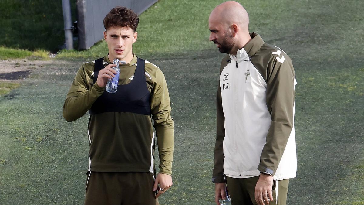 Claudio Giráldez conversa con Pablo Durán, en el entrenamiento de este sábado antes de recibir al Barça