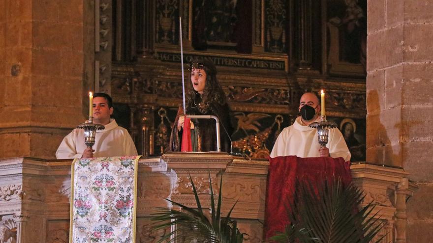 Nadia Akaârir Tomàs interpreta la Sibil·la en una Catedral de Mallorca llena de gente