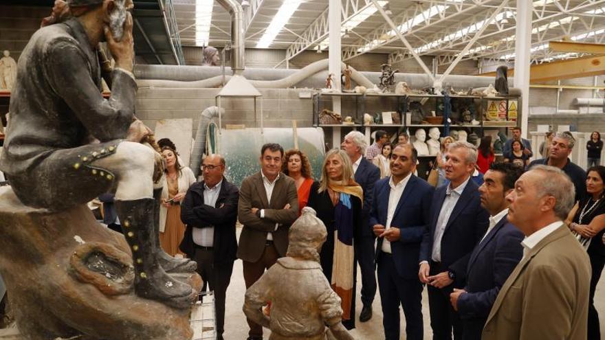 Alfonso Rueda, entre Luis López y Ángel Moldes, acompañados de otros responsables de la Xunta, visitan la Escola de Cantería. |  // G. SANTOS