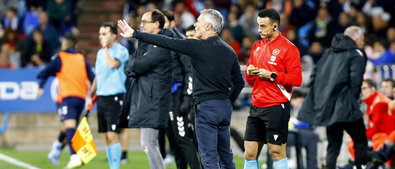 Fran Escribá da instrucciones ante el Eibar.