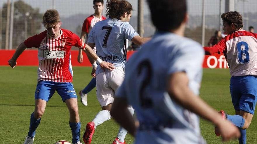 El rojiblanco Lucas se lleva el balón ante Miguel, jugador del Celta de Vigo, ayer, en Mareo.