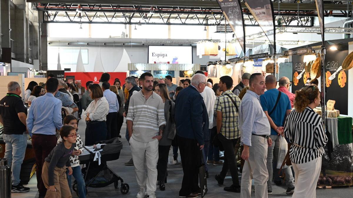 El público llena los pasillos de IFEBA en la primera edición de los Premios Espiga.