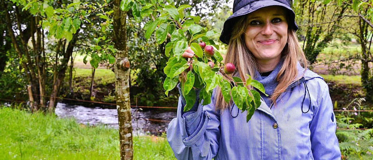 Isabel Rubio muestra las primeras  manzanas que están naciendo en su pomarada. | Ana Paz Paredes