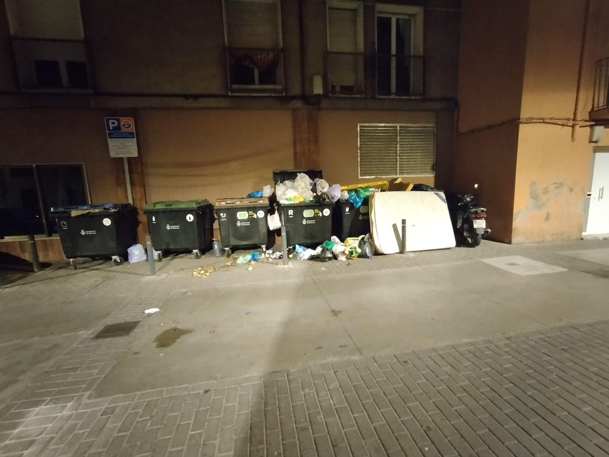 Els contenidors de Manresa, plens a vessar