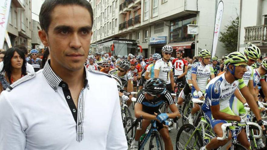 Alberto Contador se acercó ayer a la salida de Sarria a visitar a sus colegas de pelotón.