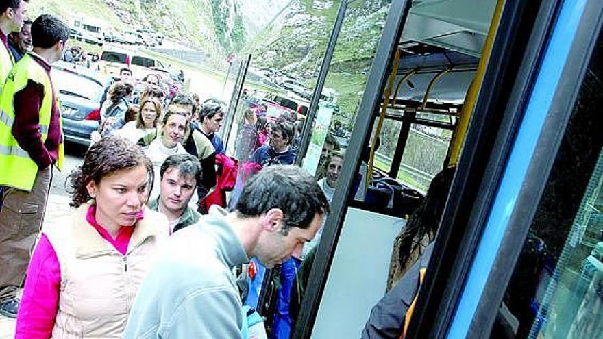 Turistas subiendo ayer a uno de los buses lanzadera en la estación del funicular de Bulnes.
