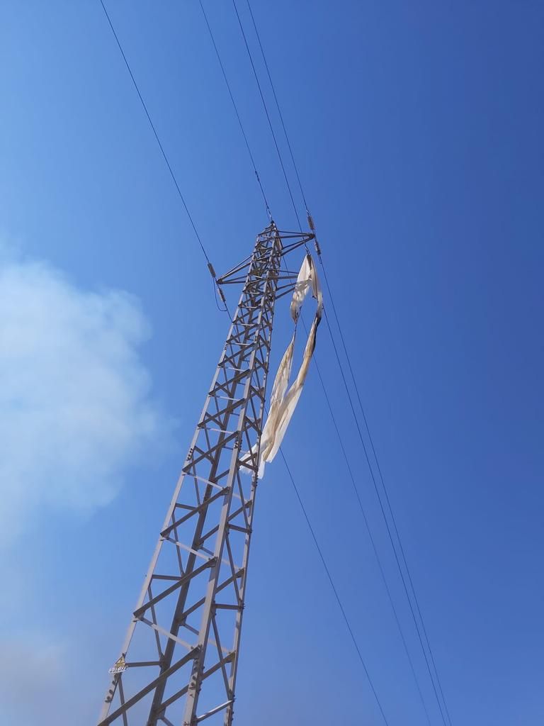 Trozo de plástico enganchado en la torre eléctrica.