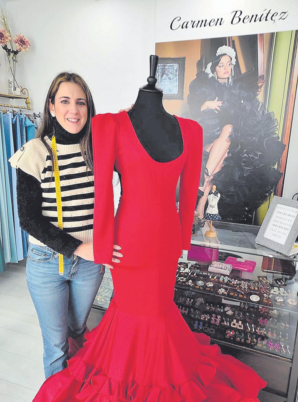 Carmen Benítez muestra uno de sus vestidos estrella de ‘Anhelo’.