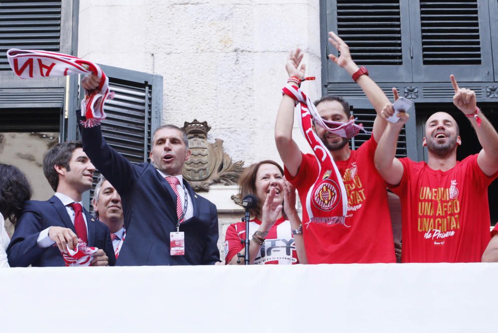 Parlaments dels jugadors del Girona al balcó de l'ajuntament