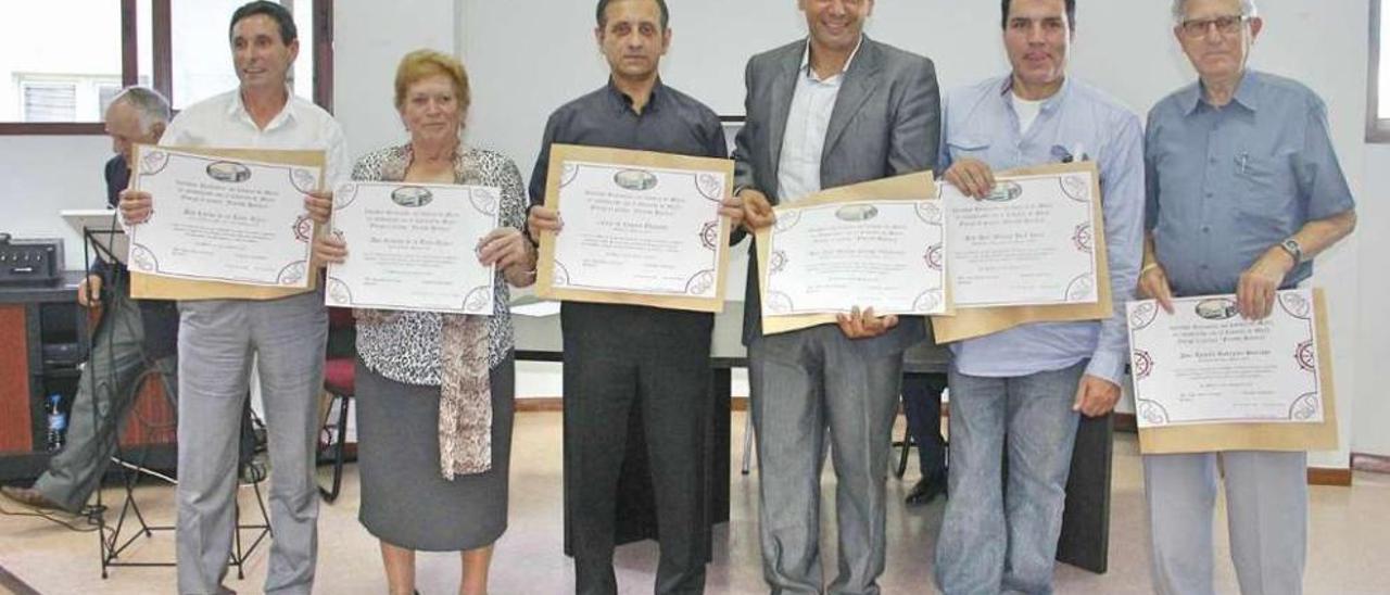 Foto de familia a las puertas del consistorio.