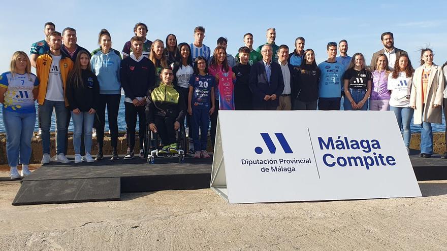 Deportistas de cada uno de los 39 clubes que reciben la ayuda de la Diputación mediante al plan Málaga Compite posaron juntos. | F. EXTREMERA