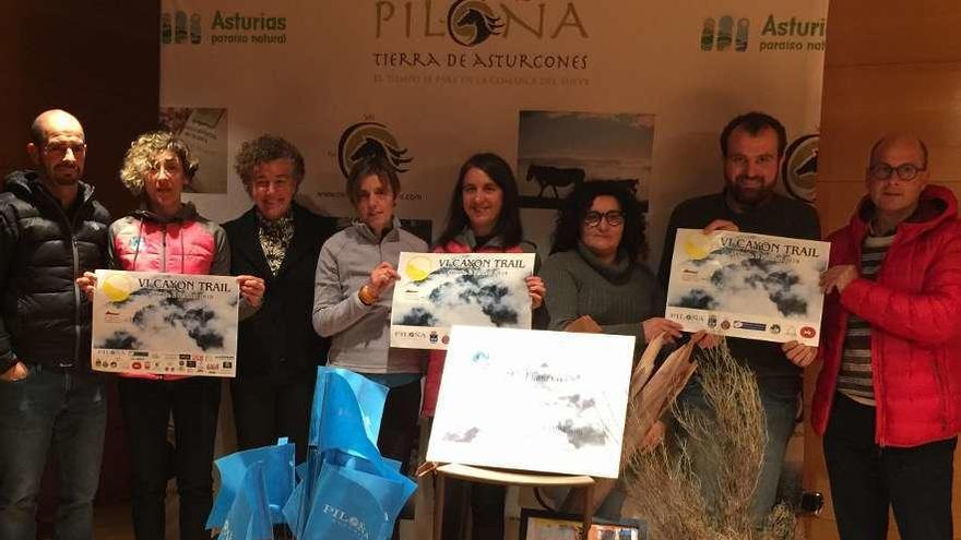 Segis García, Esther Bello, Eva Lavandera, Susana Álvarez, Meli Fernández, Olga Cardín, Iván Allende y Vicente Llerandi, durante la presentación del VI Cayón Trail, en la Casa de Cultura de Infiesto, ayer.