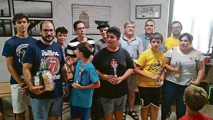 Los ganadores posan tras la competición en Porreres.