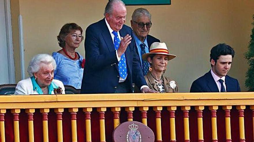 El rey Juan Carlos saluda al público, ayer, en la corrida de toros en Aranjuez.