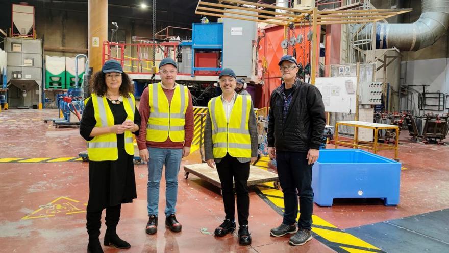 El delegado de Zona Franca (2ºdcha.) y el alcalde de A Cañiza (2º izda.) en la empresa Saeplast. |   // D.P.