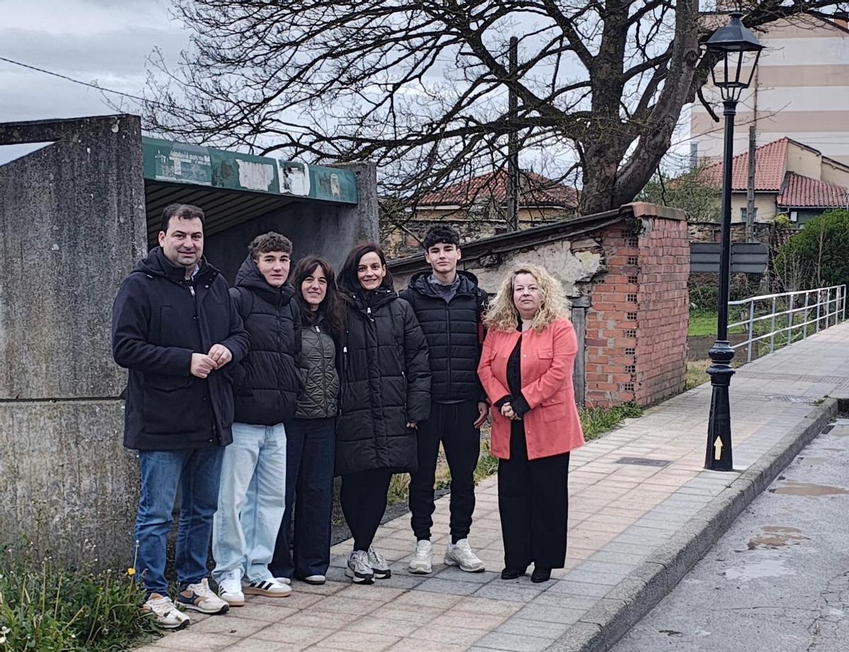 El alcalde Salas, Sergio Hidalgo; Saúl y María Oliva, Amalia y Raúl; y la concejala de Infancia, Ana Pérez.