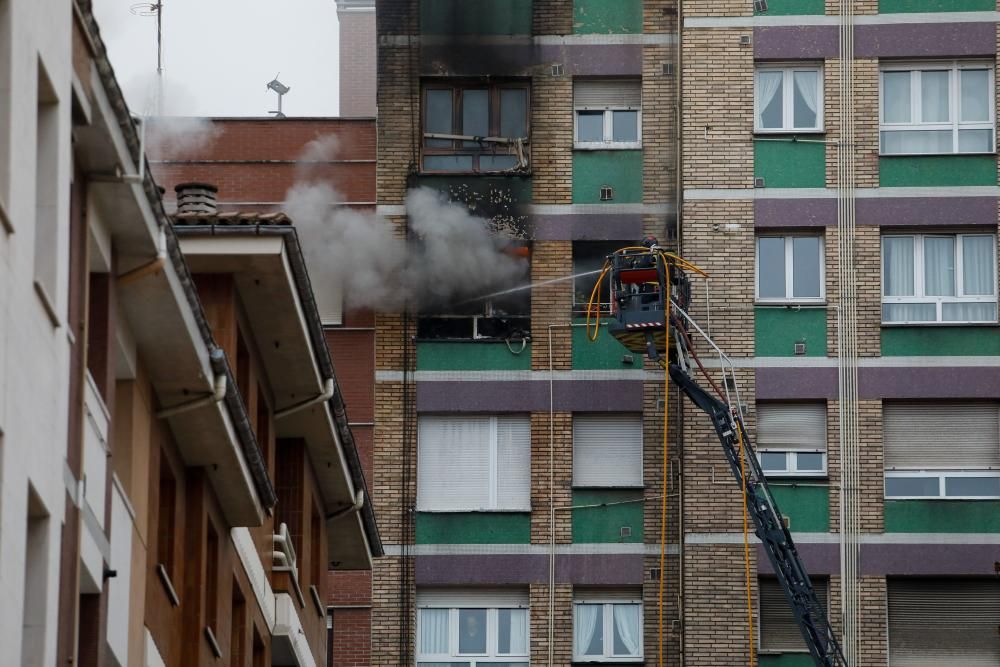 Un herido grave en un incendio en Gijón